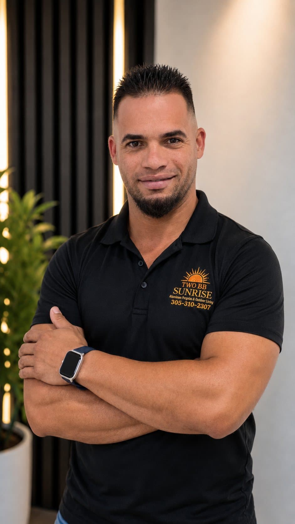 Victor, dueño de Two BB Sunrise, con el polo negro de la empresa